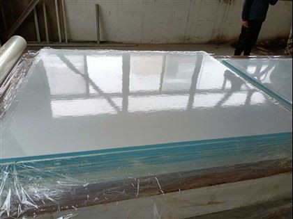 Bileoga Fiberglass i bPainéil Ilchodacha